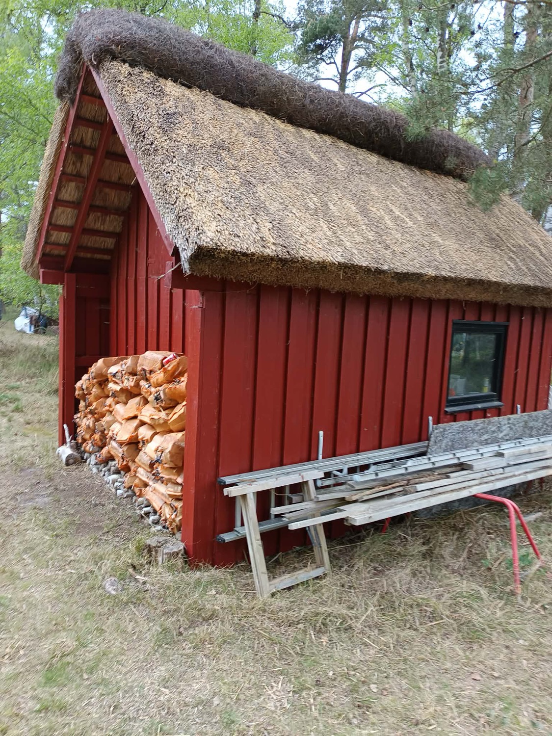Nærbillede af den nye lyngmønning der tegner rygningen op