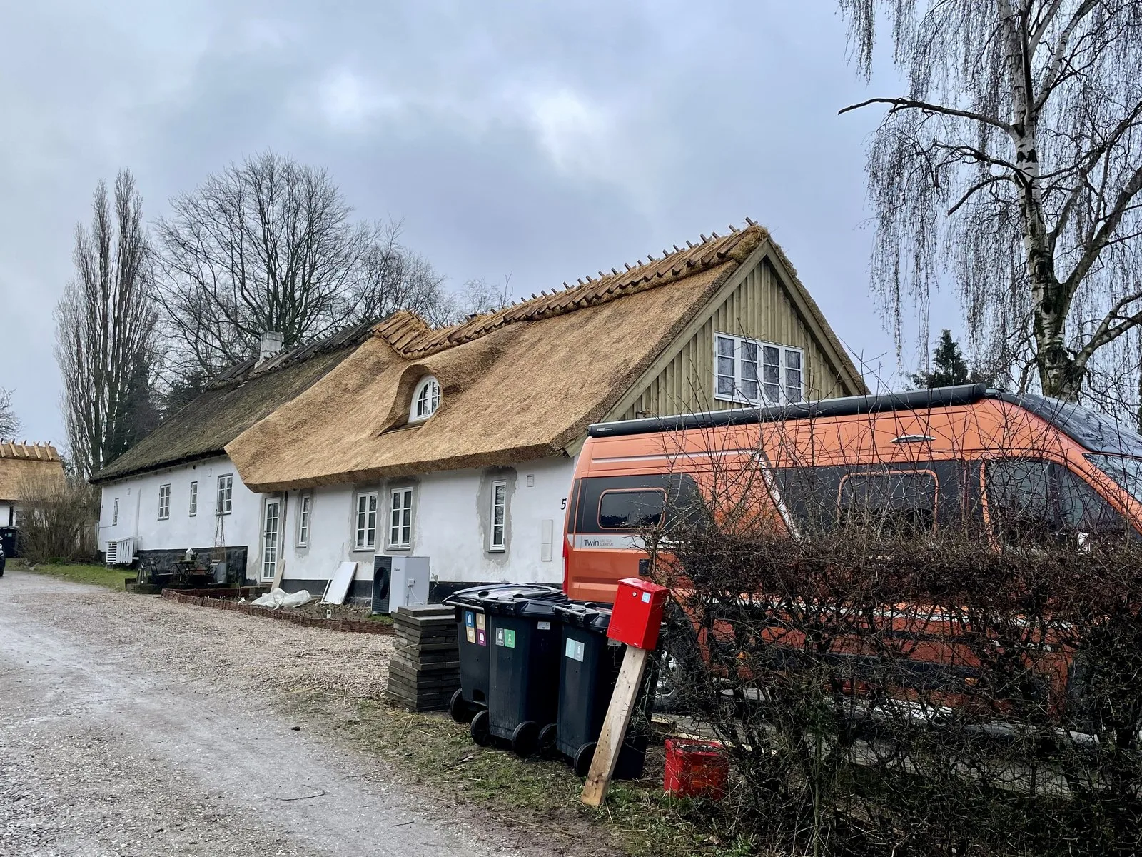 Husets gavl med det nye stråtag og nyt gavlvindue