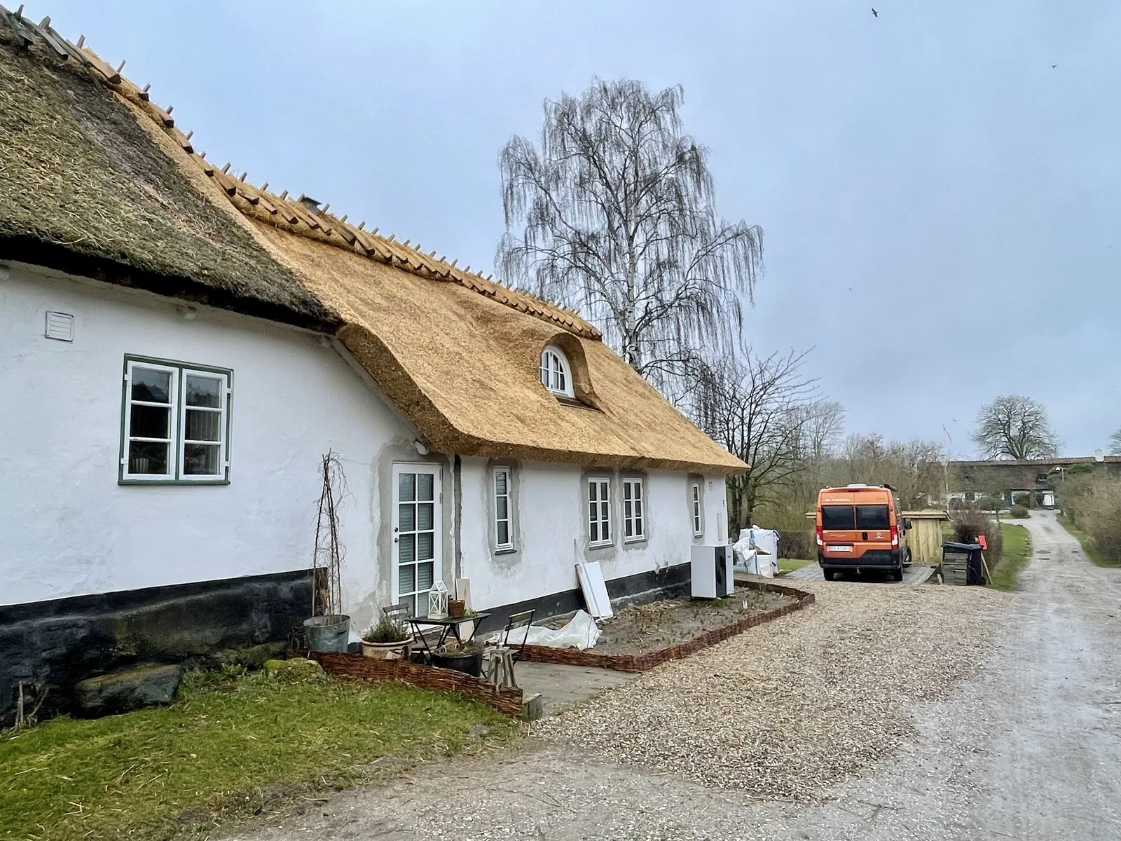 Villaen med det nye stråtag set fra indkørslen
